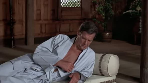 Náhled James Bond 09 - Muž se zlatou zbraní (1974).avi (5)