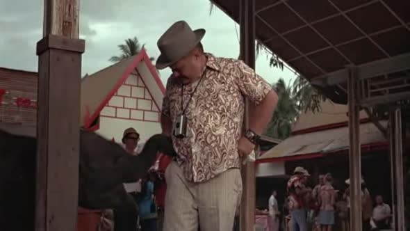 Náhled James Bond 09 - Muž se zlatou zbraní (1974).avi (6)