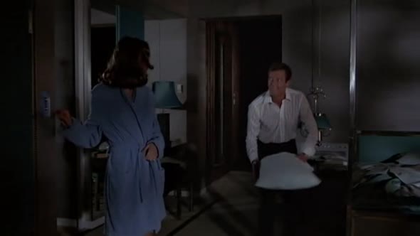 Náhled James Bond 09 - Muž se zlatou zbraní (1974).avi (7)