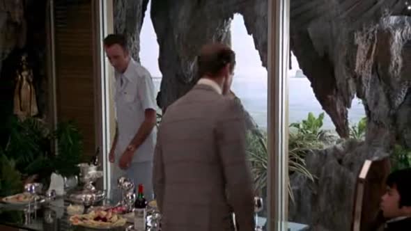 Náhled James Bond 09 - Muž se zlatou zbraní (1974).avi (10)