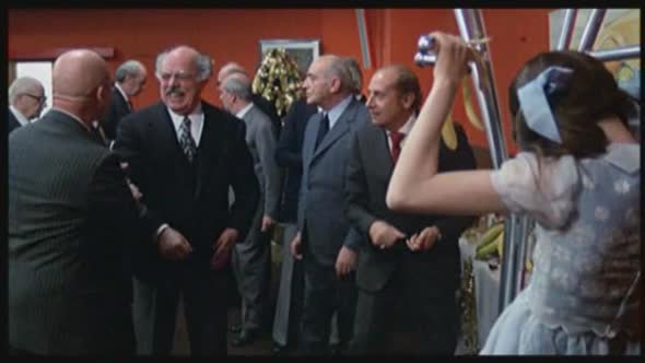 Náhled 01,Fantozzi-Zrození pana účetního-(1975).avi (4)