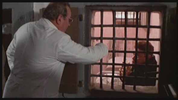Náhled 01,Fantozzi-Zrození pana účetního-(1975).avi (8)