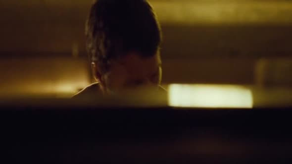 Náhled Valecnik---Bojovnik-Brat-proti-bratovi---Warrior-2011-BRRip-XviD-AC3-CZ.avi (5)