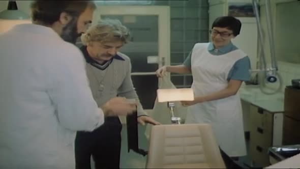 Náhled Co je vám doktore 1984 CZ.avi (10)