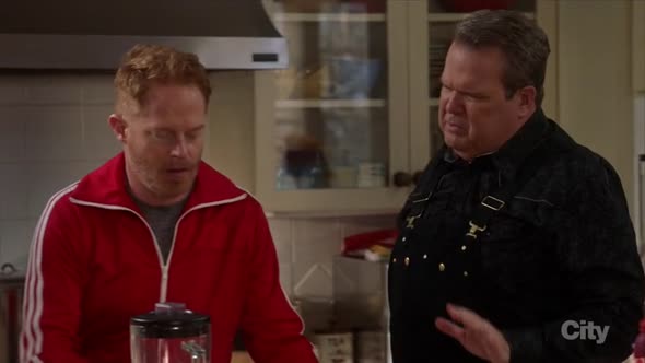 Náhled Modern.Family.S08E01.HDTV.x264-KILLERS.mkv (1)