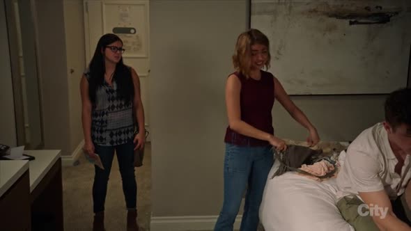 Náhled Modern.Family.S08E01.HDTV.x264-KILLERS.mkv (3)