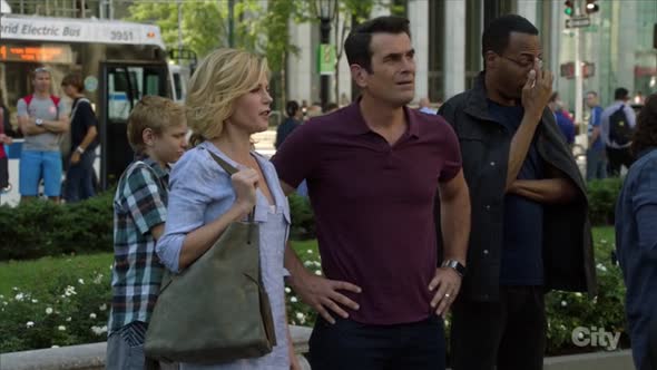 Náhled Modern.Family.S08E01.HDTV.x264-KILLERS.mkv (5)