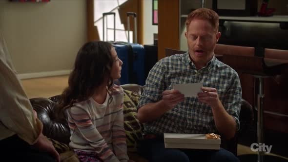Náhled Modern.Family.S08E01.HDTV.x264-KILLERS.mkv (10)