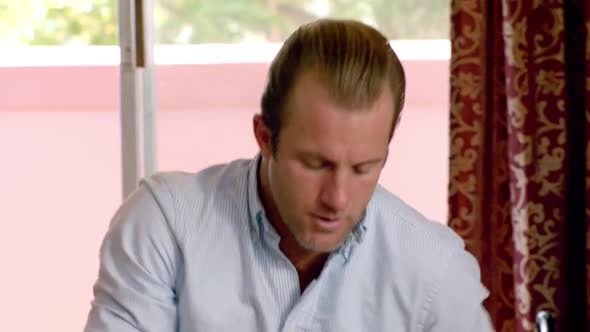 Náhled Hawaii 5-0 S05E17 - WEB-DL CZdabing.mkv (10)