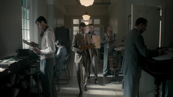 Náhled The.Crown.S01E04.720p.WEBRip.X264-DEFLATE.mkv (1)