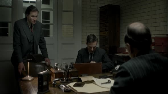Náhled The.Crown.S01E04.720p.WEBRip.X264-DEFLATE.mkv (2)
