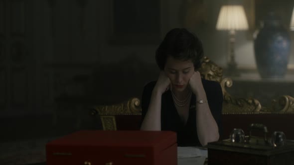 Náhled The.Crown.S01E04.720p.WEBRip.X264-DEFLATE.mkv (8)