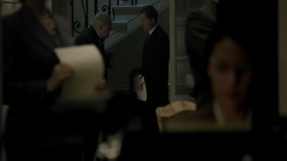 Náhled The.Crown.S01E04.720p.WEBRip.X264-DEFLATE.mkv (9)