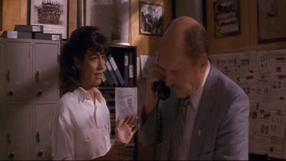Náhled volny-pad-cz-drama-thriller-usa-francie-1993.avi (10)