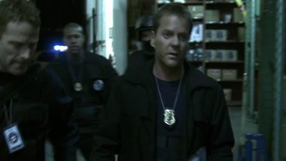 Náhled 24 Hodin - 24 S02E13 DVDrip CZDAB.avi (3)