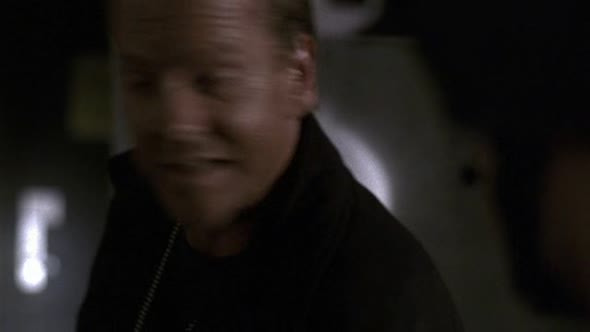 Náhled 24 Hodin - 24 S02E13 DVDrip CZDAB.avi (5)