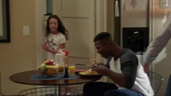 Náhled Modern.Family.S08E04.HDTV.x264-LOL.mkv (2)