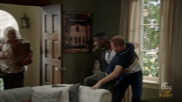 Náhled Modern.Family.S08E04.HDTV.x264-LOL.mkv (4)