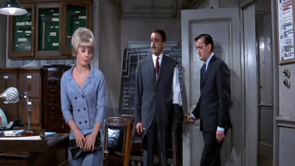 Náhled Komisař Clouseau na stopě (Komisař Clouseau na stopě aneb Výstřel v temnotě) (1964) (CZ) (Komedie, Mysteriózní, Krimi).avi (4)