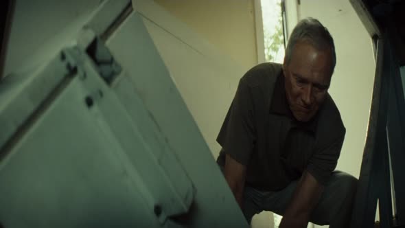 Náhled Gran.Torino.2008.1080p.BDrip.x264(audio-English,French,Portuguese,Spanish,Italian; 27 embedded subs).mkv (7)