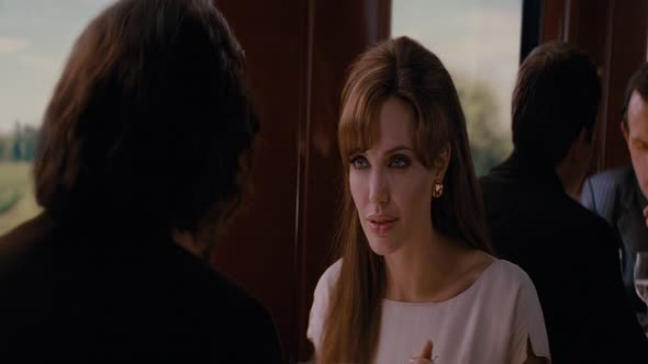 Náhled Cizinec-2010-Angelina-Jolie-720p.mkv (2)