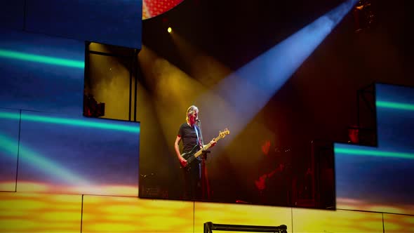 Náhled Roger Waters The Wall (2014) Ang.dab CZ.tit.BDRip (Hudební.Dokumentární).mkv (4)