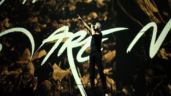 Náhled Roger Waters The Wall (2014) Ang.dab CZ.tit.BDRip (Hudební.Dokumentární).mkv (8)