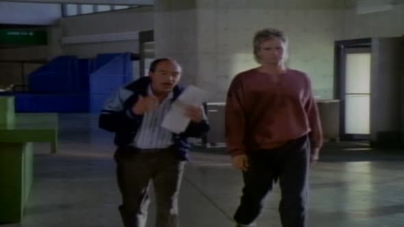 Náhled MacGyver.S03E03.DVDRip.XviD.CZ.avi (3)