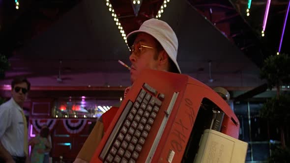 Náhled Strach a hnus v Las Vegas-Fear-And-Loathing-in-Las-Vegas.(1998)-1080p-CZ.mkv (6)