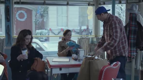 Náhled Gilmore-Girls-e01-WINTER-2016-CZtit.mp4 (3)