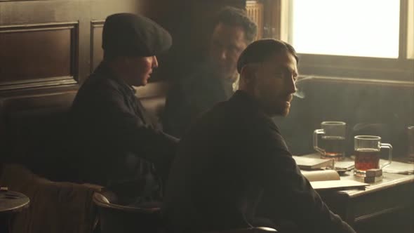 Náhled Gangy z Birminghamu S01E01 - Peaky Blinders - WEBrip CZdabing.avi (2)