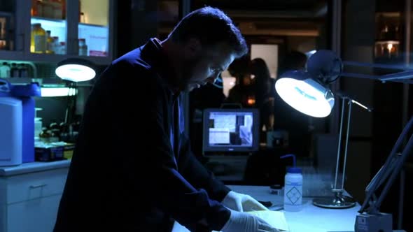 Náhled Kriminalka Las Vegas 05x24.Grave.Danger.Part.I DVDRIP CZ.avi (6)
