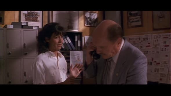 Náhled Volny.pad.1993.AC3.DVDRip.XviD.CZdab.avi (10)