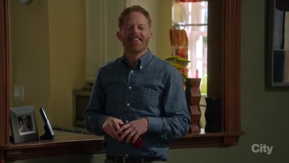 Náhled Modern.Family.S08E02.HDTV.x264-KILLERS.mkv (3)