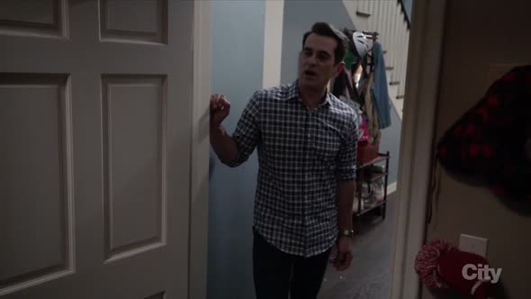 Náhled Modern.Family.S08E02.HDTV.x264-KILLERS.mkv (6)