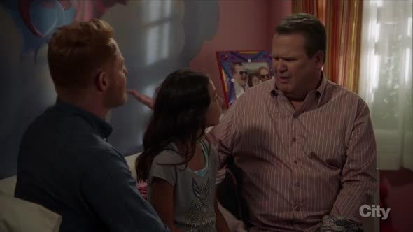 Náhled Modern.Family.S08E02.HDTV.x264-KILLERS.mkv (10)