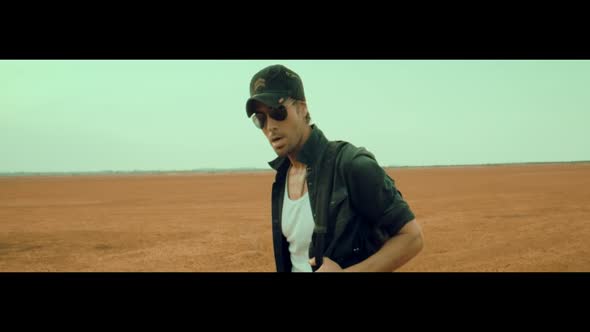 Náhled Enrique Iglesias - DUELE EL CORAZON ft. Wisin.mp4 (2)