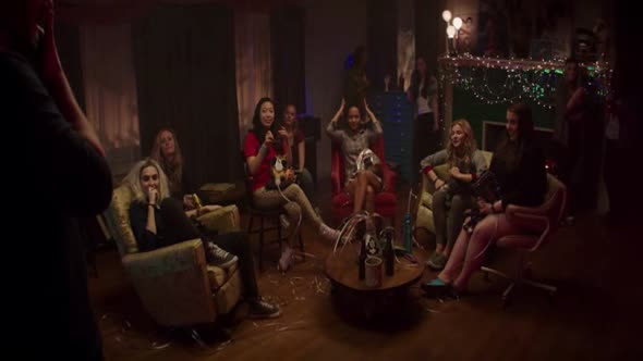Náhled Neighbors.2.Sorority.Rising.2016.BRRip.XviD.AC3.CZ-WeeR.avi (3)