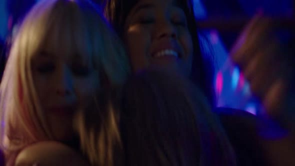 Náhled Neighbors.2.Sorority.Rising.2016.BRRip.XviD.AC3.CZ-WeeR.avi (10)
