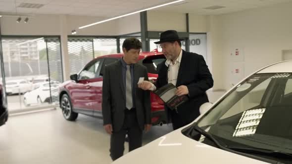 Náhled Jak.Basnici.Cekaji.na.Zazrak.2016.WEB.AC3.CZ.mkv (7)