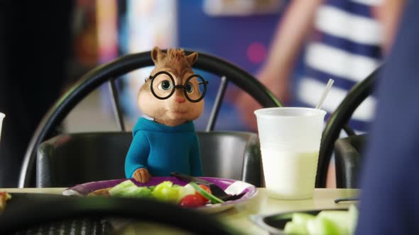 Náhled Alvin-a-chipmunkové 4-čiperná-jízda-2015.HD.CZ+ENG.BluRay.dabing.7080p.mkv (8)