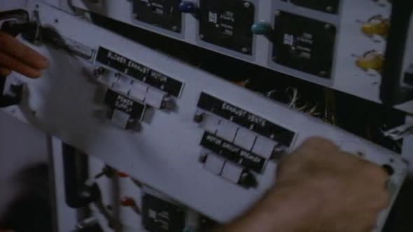 Náhled MacGyver.S01E01.DVDRip.XviD.CZ.avi (2)