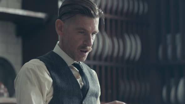 Náhled Peaky.Blinders.S03E03.HDTV.x264-RiVER.mkv (2)