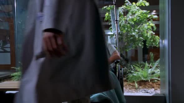 Náhled Dr.-House-S01E13.avi (2)