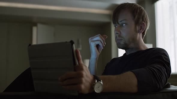 Náhled House.of.Cards.S02E12.WEBRip.XviD-FUM.avi (2)