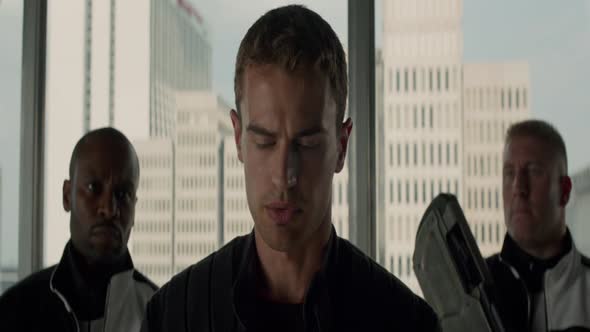 Náhled Resistence-2-(Insurgent)-sci-fi.BDRip-(2015)-CZ-dab...avi (4)