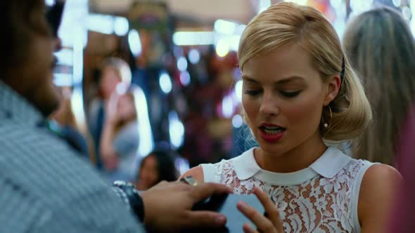 Náhled Focus.2015.480p.BDRip.XviD.DD5.1.CZ-HiDE.avi (8)