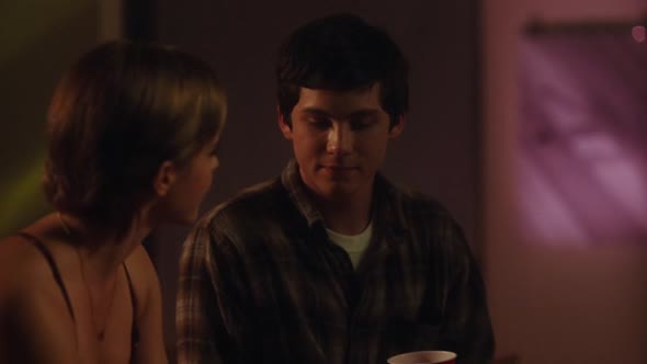 Náhled Charlieho-malá-tajemství---Ten,-kdo-stojí-v-koutě-(2012)-CZ-dabing;-drama,-romantický.avi (4)