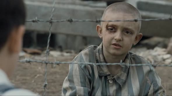 Náhled Chlapec v pruhovaném pyžamu_super,válečný,drama_CZdab.avi (9)