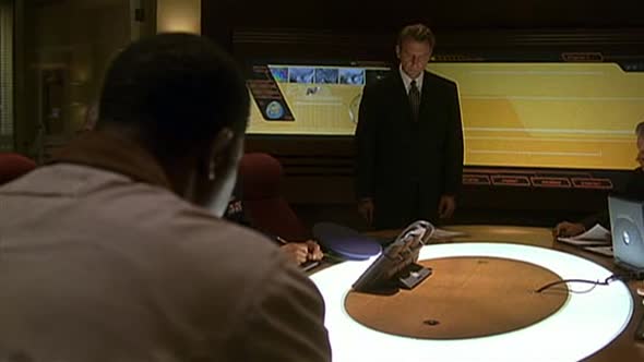 Náhled 24 Hodin - 24 S02E01 DVDrip CZDAB.avi (2)